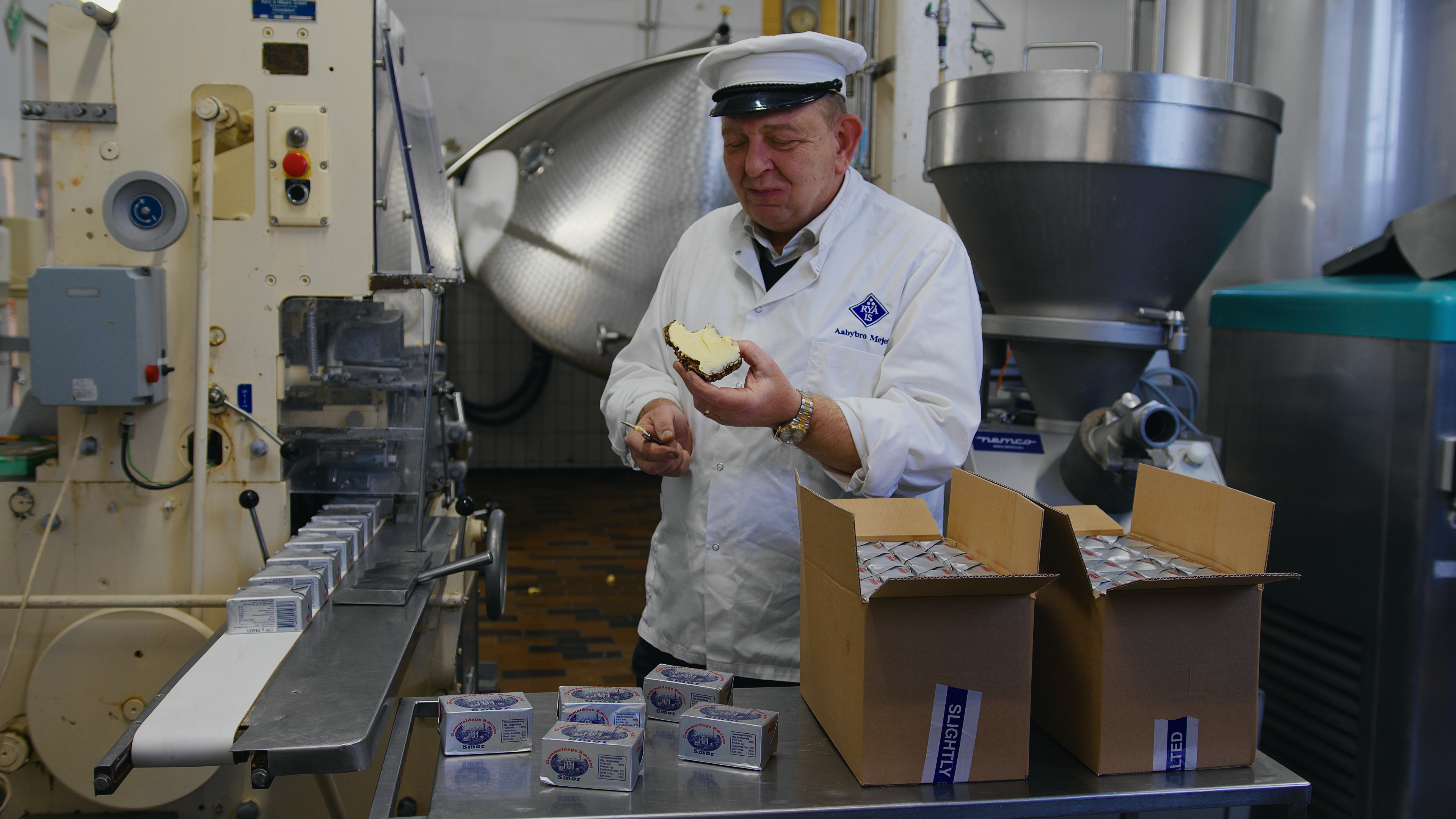 NH Lindhardt smager på smørret